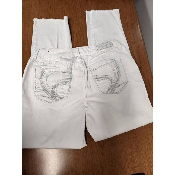 Ariya 13/14 White denim jeans. Measures approx 30 waist 28 inseam and 9 rise - Picture 4 of 8